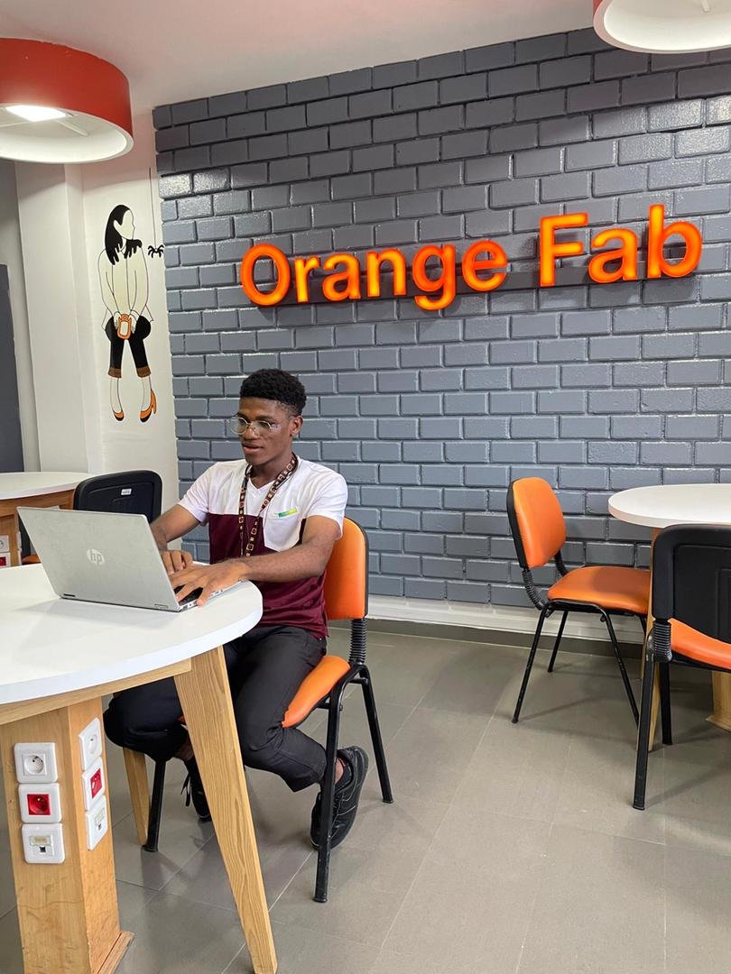 Photo de travail - développeur au clavier